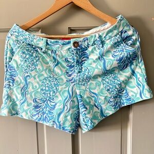 Lilly Pulitzer Blue & White pineapple print short size 8